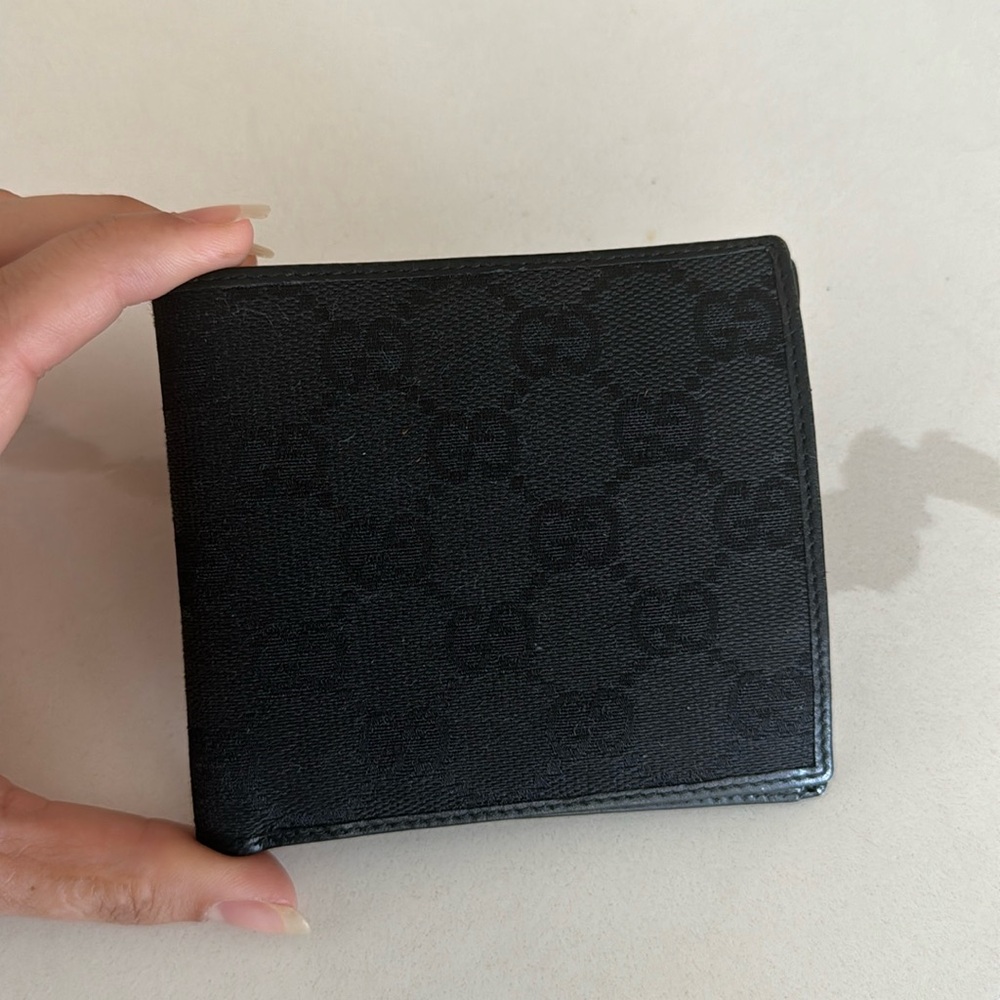 Men’s black Gucci wallet, cloth